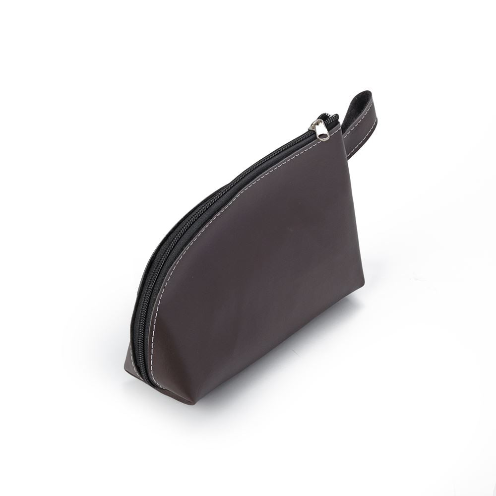 Necessaire preta em couro sintético com pegador lateral, compacta e elegante para viagens e uso diário.