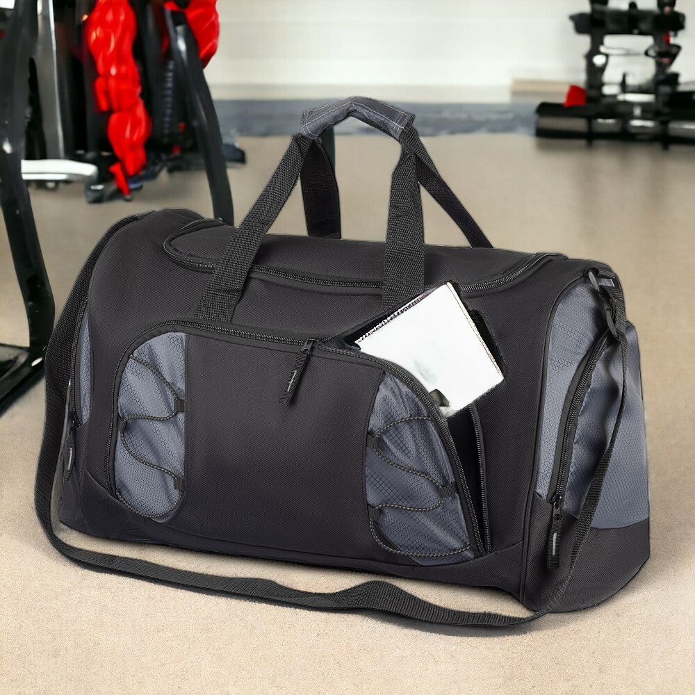 Bolsa de Atividades em poliéster, 65,5L, leve e resistente. Ideal para academia, treinos e viagens curtas. Compartimento para roupas sujas e bolsos laterais.