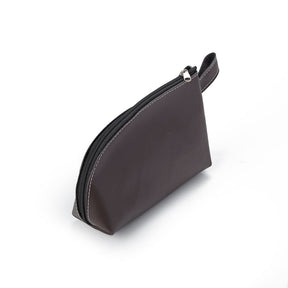 Necessaire preta em couro sintético com pegador lateral, compacta e elegante para viagens e uso diário.