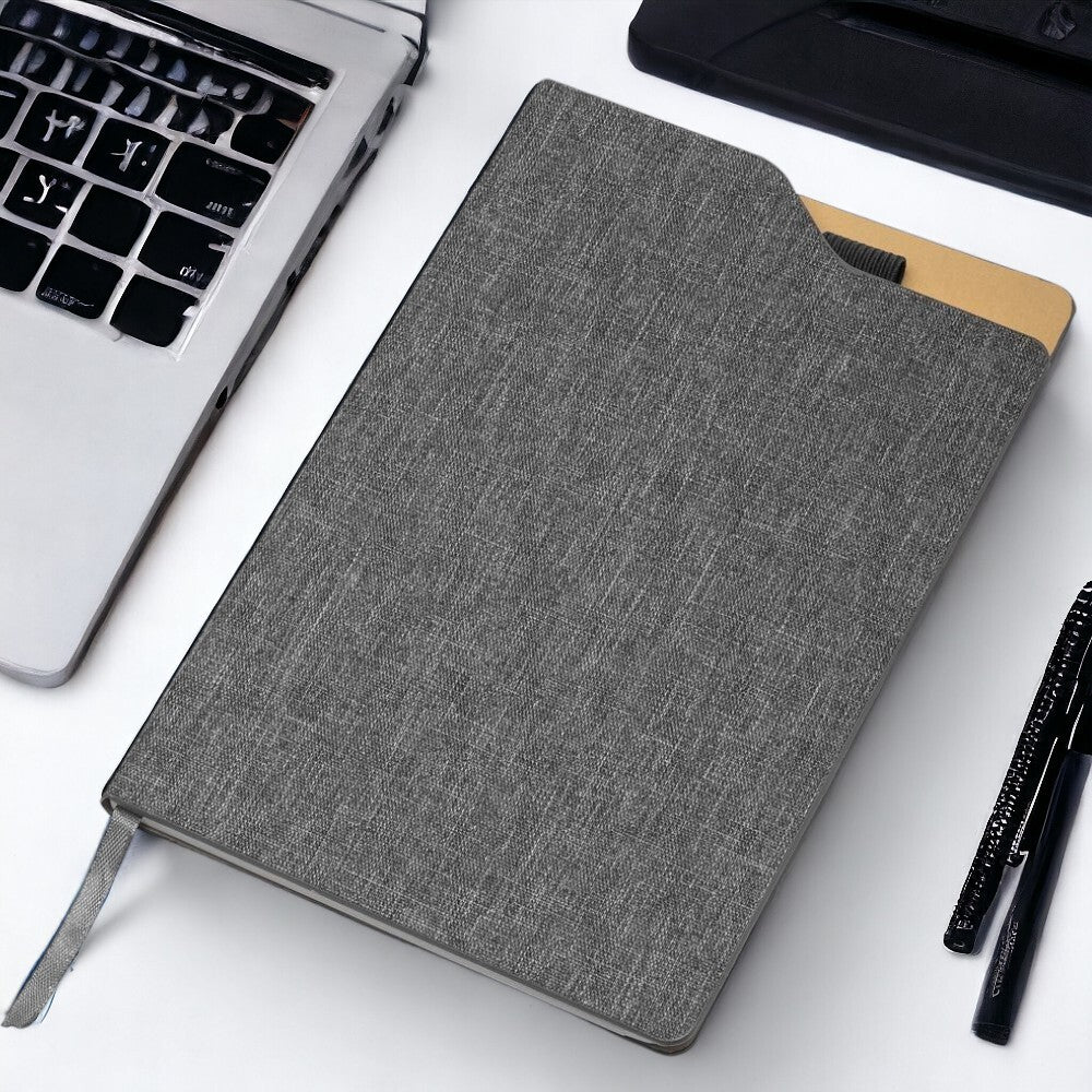 Caderno de anotações com sticky notes, capa sintética e 80 folhas pautadas bege (não acompanha caneta)