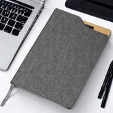Caderno de anotações com sticky notes, capa sintética e 80 folhas pautadas bege (não acompanha caneta)