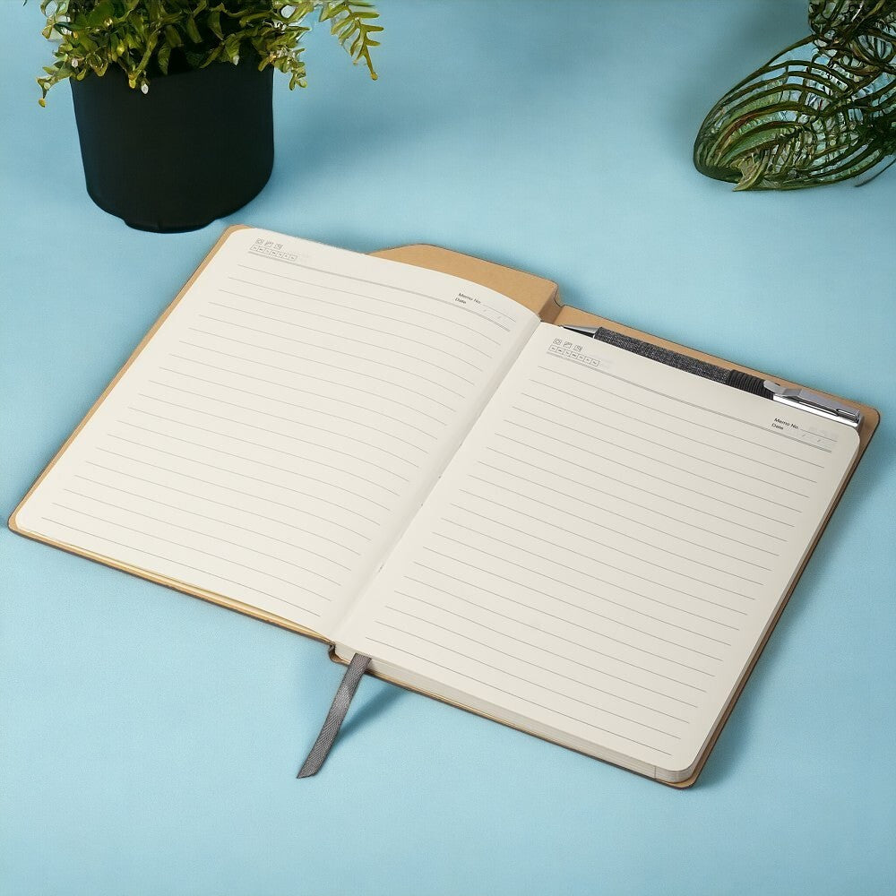 Caderno de anotações com sticky notes, capa sintética e 80 folhas pautadas bege (não acompanha caneta)