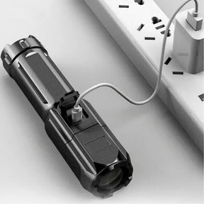 Lanterna Tática Recarregável USB com LED e Zoom Direcional - Resistente à Água - Mandatory