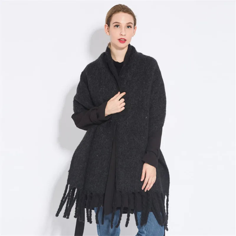 Envolva-se em elegância e conforto com nosso Cachecol Xadrez de Inverno. Feito de acrílico e caxemira, este cachecol é perfeito para aquecer e estilizar seu look.  mandatory.com.br