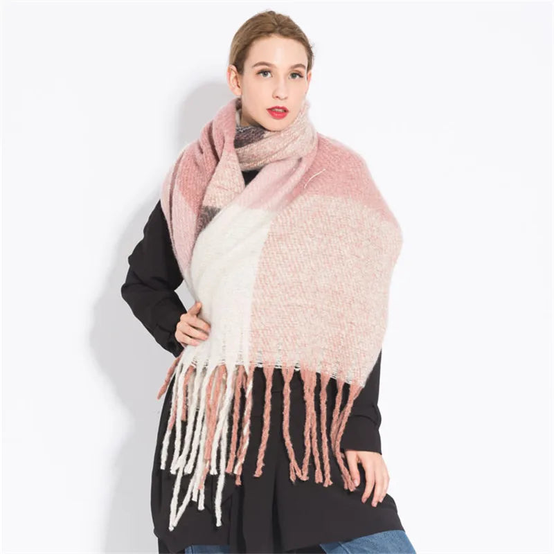 Envolva-se em elegância e conforto com nosso Cachecol Xadrez de Inverno. Feito de acrílico e caxemira, este cachecol é perfeito para aquecer e estilizar seu look.  mandatory.com.br