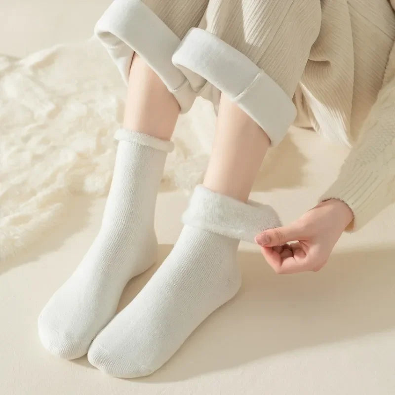 2 Pares de Meias Térmicas Feminina em Lã de Cashmere Natural e Macias As Meias Casuais em tecido de lã cashmere são perfeitas para quem busca conforto e estilo em dias frios.  Mandatory.com.br