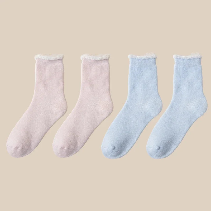 2 Pares de Meias Térmicas Feminina em Lã de Cashmere Natural e Macias As Meias Casuais em tecido de lã cashmere são perfeitas para quem busca conforto e estilo em dias frios.  Mandatory.com.br