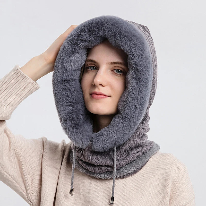 Gorro com Gola e Proteção para a Boca em Trico de Cashmere. Ideal para os dias frios, o gorro Mari, multifuncional, oferece proteção completa, garantindo conforto e calor em qualquer situação.   mandatory.com.br