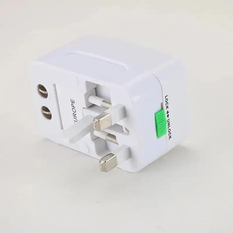 Adaptador de Tomada Universal Internacional All-in-one - Ideal para viagens, compatível com mais de 150 países, com plugues retráteis e proteção contra surtos. Compacto e prático, garante conexão para laptops, smartphones e mais. Mandatory.com.br 