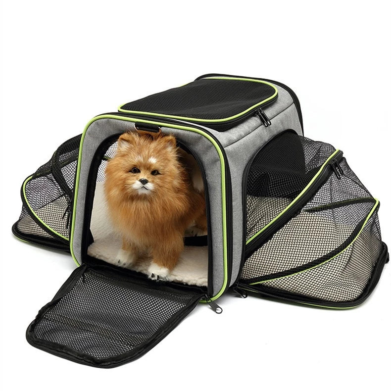 Bolsa de transporte para pets expansível, com tecido resistente, ventilação lateral e tapete interno macio. Ideal para cães e gatos, aprovada para cabine de avião.