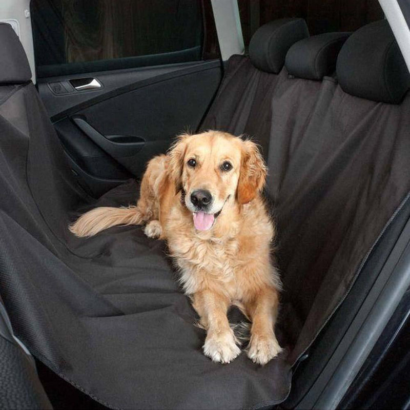 Imagem da Capa Protetora instalada no banco traseiro de um carro, cobrindo o encosto e o assento, ideal para transporte de pets, caixas e cargas sujas. Feita em nylon resistente e fácil de limpar.