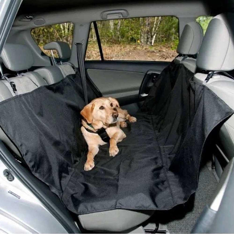 Imagem da Capa Protetora instalada no banco traseiro de um carro, cobrindo o encosto e o assento, ideal para transporte de pets, caixas e cargas sujas. Feita em nylon resistente e fácil de limpar.